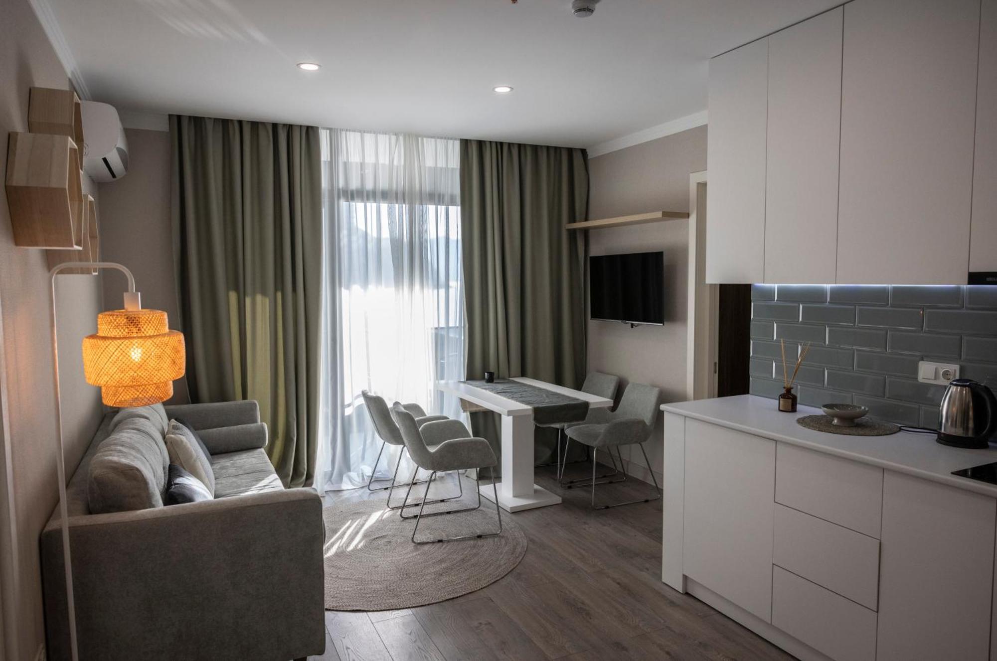 Green Side Apart Hotel Batumi Exterior photo